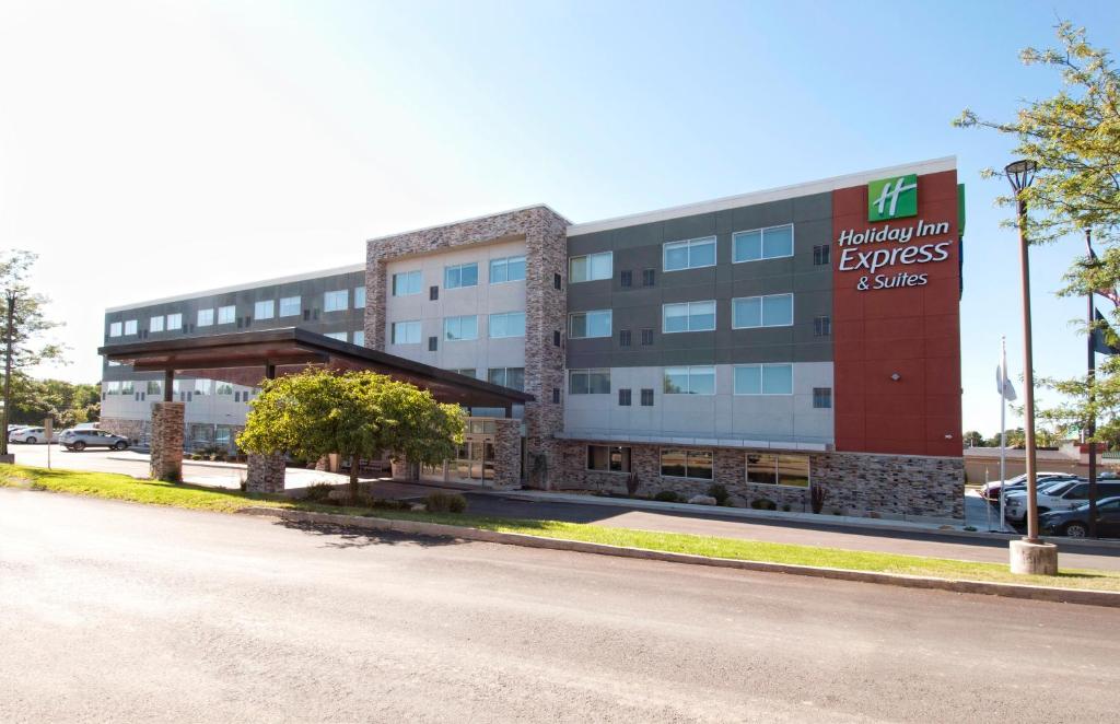 Holiday Inn Express & Suites an IHG Hotel Main image 1